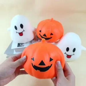 Gros plan d'un jouet squishy citrouille d'Halloween souple pour soulager le stress en main