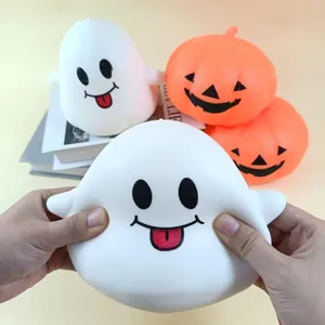 Gros plan montrant une main pressant un jouet squishy fantôme souple à reprise lente