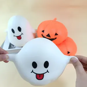 Main étirant un jouet squishy fantôme blanc mignon pour le soulagement du stress