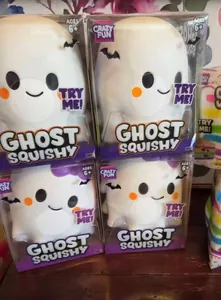 Gros plan sur quatre jouets anti-stress squishy fantôme d'Halloween dans l'emballage