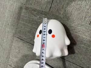 Détail d'un jouet squishy fantôme d'Halloween montrant sa mesure de hauteur de 11 cm.