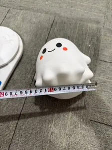 Vue détaillée de la mesure d'un jouet antistress squishy fantôme d'Halloween