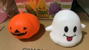 Paire de jouets squishy mignons en forme de fantôme et citrouille pour Halloween.