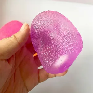 Dettaglio ravvicinato della consistenza irregolare di un giocattolo antistress rosa