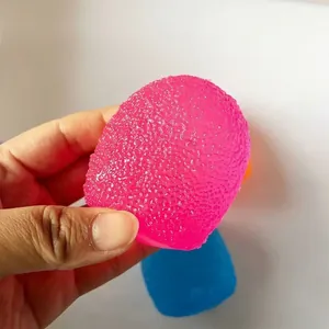 Primo piano di un giocattolo sensoriale rosa strutturato per alleviare efficacemente lo stress