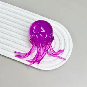 Primo piano di un giocattolo antistress a forma di medusa viola semi-trasparente.