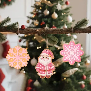 Décorations de Noël en bois rose avec Père Noël et flocon de neige suspendus au sapin