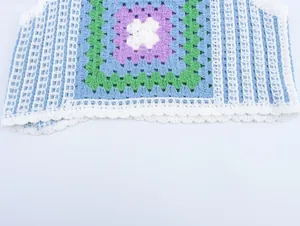 Vue détaillée d'un haut au crochet avec motifs carrés colorés et bordure dentelle