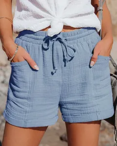 Primo piano di pantaloncini blu testurizzati a vita alta con coulisse per donna