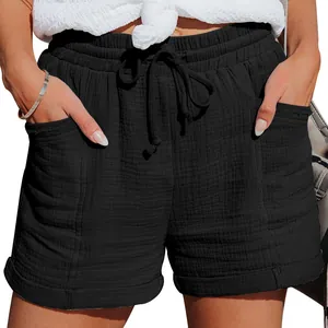Dettaglio dei pantaloncini neri a vita alta con coulisse in tessuto estivo strutturato.