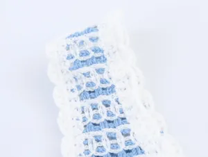 Détail macro du haut au crochet bleu et blanc de style français montrant la texture