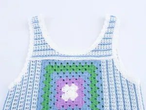 Gros plan montrant le motif de crochet multicolore complexe de ce haut de style français