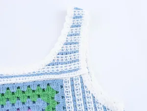 Détail d'un top en crochet fait main avec un motif granny square bleu et vert