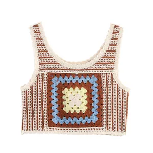 Crop top bohème fait main au crochet avec motif granny square et tons terre