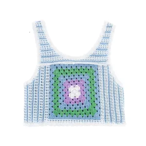Haut court coloré de style français au crochet avec motif carré granny classique