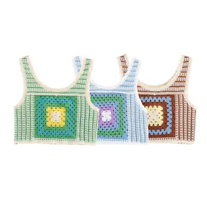 Haut court au crochet de style français avec carrés granny en plusieurs couleurs