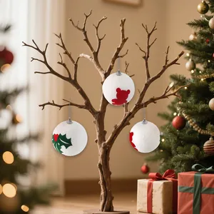Palline di Natale decorative in schiuma bianca con motivi di orso e foglie di agrifoglio