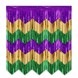Vista detallada de cortina de flecos de oropel zigzag púrpura oro verde Mardi Gras
