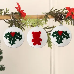 Set di 3 palline di Natale in schiuma bianca con decorazioni in feltro agrifoglio e orso.