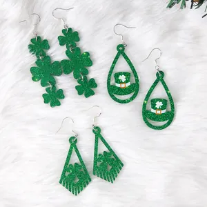 Grüne Glitzer-Acryl-Ohrringe mit Kleeblatt und Koboldhut für St. Patrick's Day