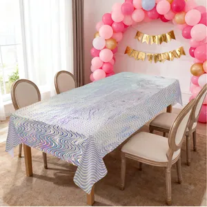 Holografische gewellte Partytischdecke in einer festlichen rosa Geburtstagsszene