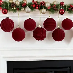 Eleganti palline di Natale da 6 cm in velluto bordeaux appese al camino di casa