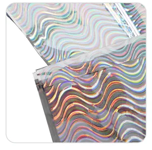 Nahaufnahme einer holografischen Party-Tischdecke mit Wellenmuster und Regenbogenglanz