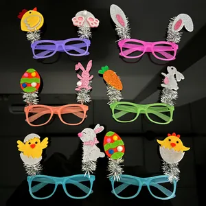 Vista detallada de gafas de fiesta de Pascua de colores con motivos de conejo