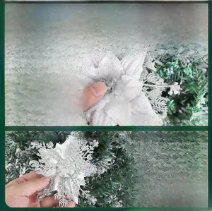 Vista detallada de la textura brillante de la flor de Navidad artificial plateada de 16 cm
