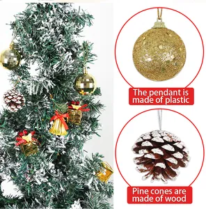 Details zu Weihnachtsbaumschmuck mit glitzernden Plastikkugeln und natürlichen Zapfen.