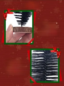 Vue détaillée de la base en bois robuste et de la tige en fer du mini sapin de Noël