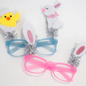 Gafas de fiesta de Pascua con adornos de fieltro de conejo y pollito en rosa y azul.
