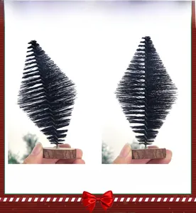 Gros plan sur mini sapins de Noël en aiguilles de pin avec tronc en fil de fer ajustable
