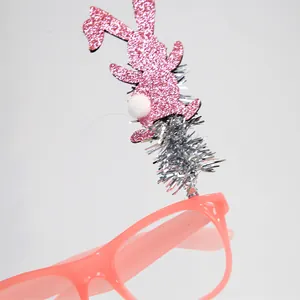 Detalle de conejito rosa brillante en la montura de gafas de fiesta de Pascua