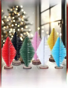 Détail de sept mini sapins de Noël colorés en forme de losange avec des socles en bois