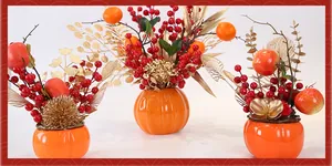 Festliche orangefarbene Keramikvasen mit roten Beeren und goldenem Glücksdekor für Neujahr