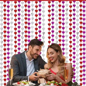 Cena romantica con sfondo di tende in lamina a cuore rosso viola argento decoro
