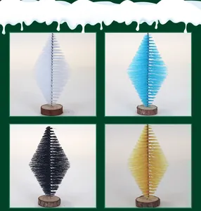 Lot de quatre mini sapins de Noël en sisal en forme de losange avec base bois
