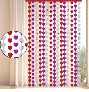 Dettaglio della tenda a frange in lamina a cuore lucido in rosso viola argento decorativa