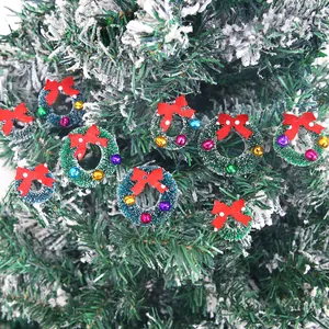 Mini Corone di Natale Con Fiocco Rosso Campanellini Colorati Aghi di Pino Artificiali Piccole Corone per Decorazioni Natalizie Fai da Te Ornamenti