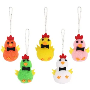 Juego de 5 coloridos pollitos de Pascua de peluche para decoración de fiestas.