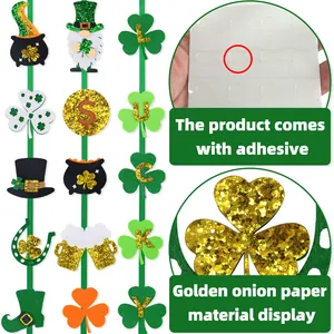 St. Patrick's Day viltbanner met gouden glitterklavers en zelfklevende stippen.