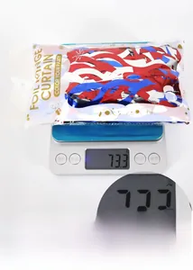 Mesure du poids de 73,3g pour jupe de table de fête à franges rouges, argent et bleues.