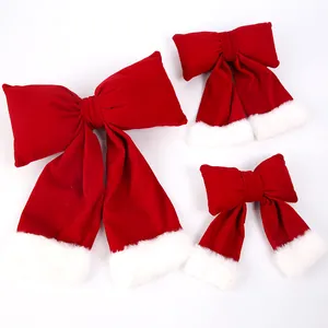 Tre fiocchi natalizi in velluto rosso con bordo in peluche bianco per decorazioni di alberi