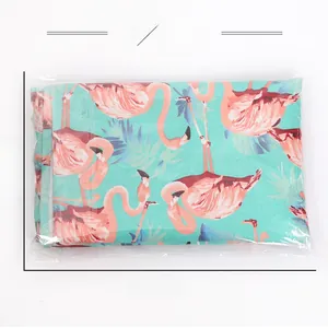 Dettaglio runner da tavola in tessuto con fenicotteri, imballaggio 35x23,5cm