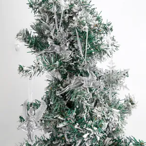 Addobbi trasparenti a forma di renna e fiocco di neve su un albero di Natale innevato