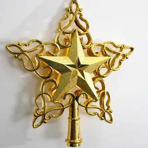 Nahaufnahme der goldenen galvanisierten Christbaumspitze mit feinem Filigrandesign
