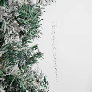 Dettaglio di un ornamento natalizio a forma di ghiacciolo a spirale in plastica trasparente