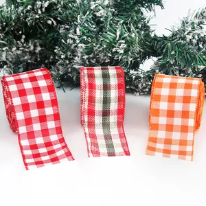 Primer plano de cintas de poliéster a cuadros de 6,5 cm con fondo festivo de Navidad