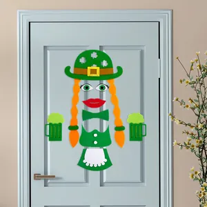 St. Patricks Day Filz-Türaufkleber mit einem Koboldmädchen und grünen Bierkrügen